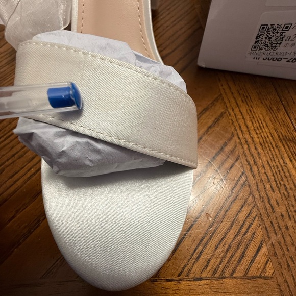 Allegra K White Embroidered Sandals. Size 10 - Picture 7 of 8